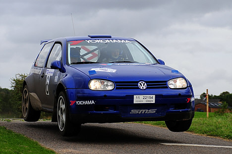 Tim Svanholt og Per Henriksen har for alvor fået fart i deres i VW Golf GTI og kan stadig nå at vinde mesterskabet for tohjulstrukne biler.